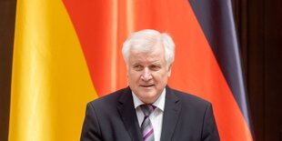 Seehofer vor deutscher Flagge