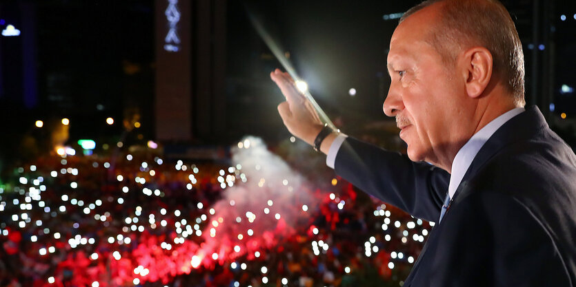 Der türkische Präsident Recep Tayyip Erdoğan begrüßt seine Unterstützer*innen auf dem Balkon des AKP-Hauptsitzes in Ankara