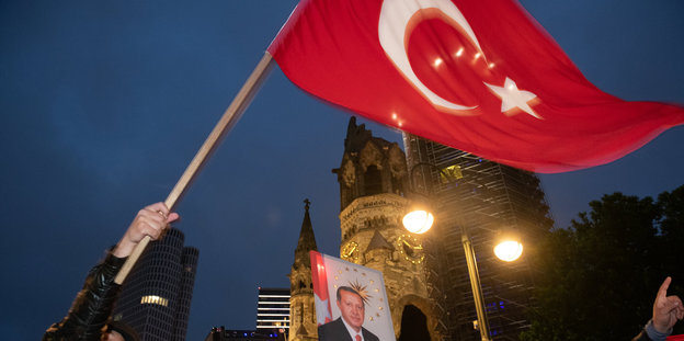 Erdoğan-Anhänger feiern das Ergebnis der vorgezogenen Präsidenten- und Parlamentswahlen in der Türkei auf dem Kurfürstendamm