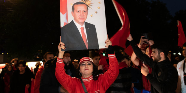 Erdogan-Anhänger feiern das Ergebnis der vorgezogenen Präsidenten- und Parlamentswahlen in der Türkei auf dem Kurfürstendamm