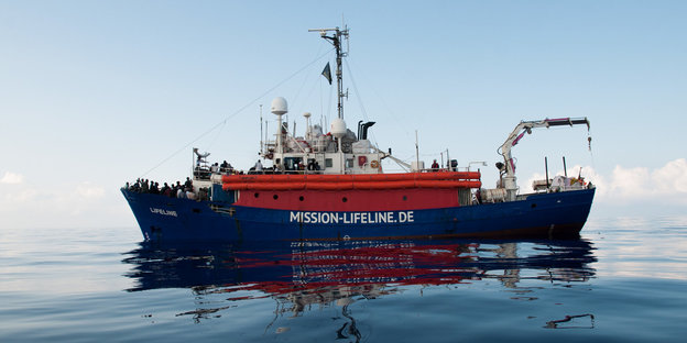 Flüchtlinge stehen am Bug des Rettungsschiffes Lifeline der deutschen Hilfsorganisation Mission Lifeline