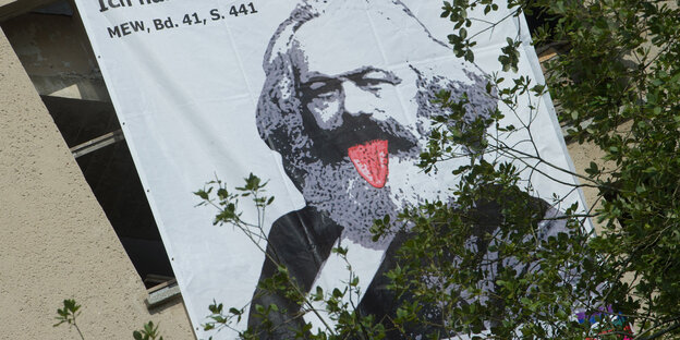 Ein Plakat: Marx mit herausgestreckter Zunge