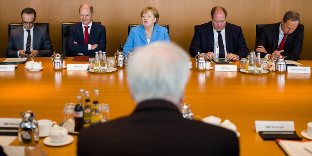 Kabinettstisch mit Seehofer und Merkel
