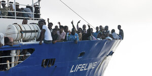 Flüchtlinge auf Schiff