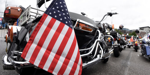 Eine Harley und eine US-Flagge davor