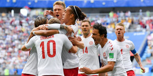 Die Spieler aus Dänemark bejubeln den Treffer ihres Teamkollegen Christian Eriksen (links vorne) zum 1:0