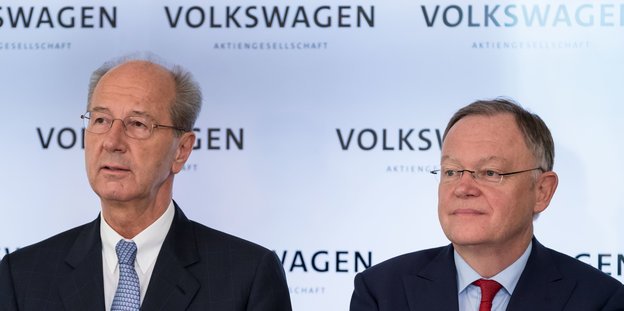Hans Dieter Pötsch und Stephan Weil vor einer Wand mit "Volkswagen"-Aufdruck