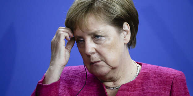 Bundeskanzlerin Angela Merkel fasst sich an die Stirn