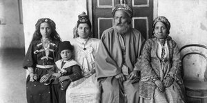 Die jüdische Familie Hakham Ezra Dangoors aus Bagdad ließ sich 1910 fotografieren. Alle tragen traditionelle arabische Kleidung.