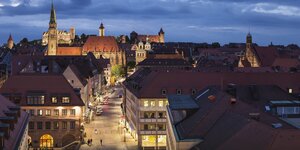 Ansicht auf Nürnbergs Altstadt in der abendlichen Dunkelheit