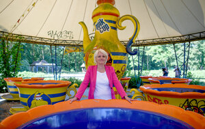 Regine Günther in einem Karussell Regine Günther in einem Karussell