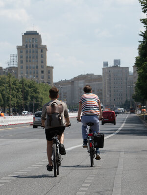 Radfahrer auf der Karl-Marx-Allee