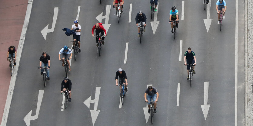 Viele Radfahrer auf der ganzen Straße