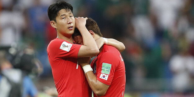 Heungmin Son aus Südkorea tröstet seinen Mannschaftskollegen Heechan Hwang nach dem Spiel.
