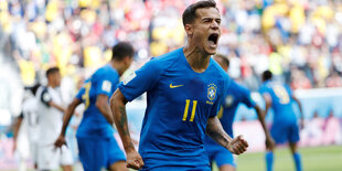 Philippe Coutinho läuft jubelnd über das Spielfelf nachdem die Brasilianer das erste Tor gemacht haben.