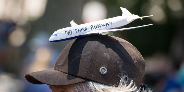 Mann mit Protest-Schriftzug am Hut