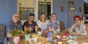 Die Familie Bernhardt sitzt mit dem syrischen Flüchtling Juody am Frühstückstisch