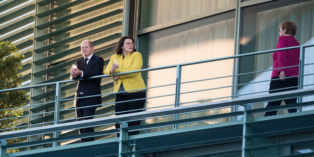 Olaf Scholz und Andrea Nahles stehen nebeneinander auf dem Balkon des Kanzleramtes, Merkel läuft in ihre Richtung