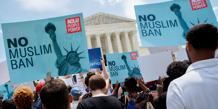 Demonstranten mit Transparenten ("No Muslim Ban") protestieren vor dem Supreme Court