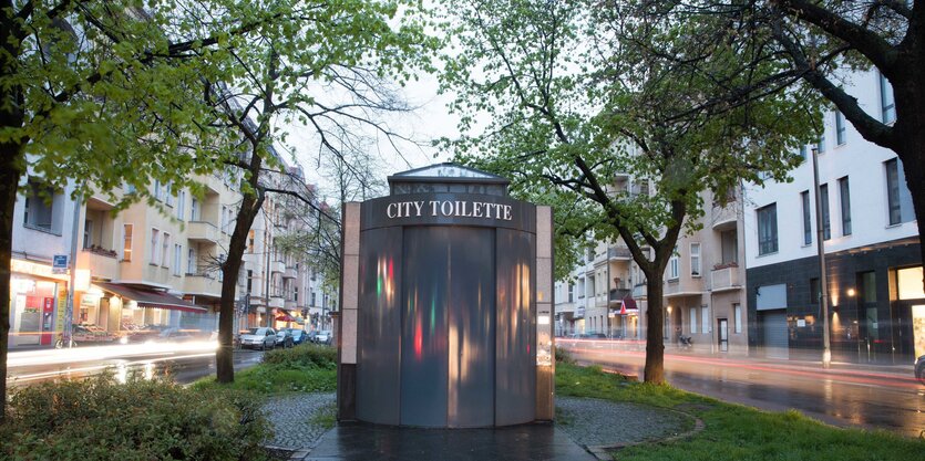 Toilettenhaus auf einer Verkehrsinsel