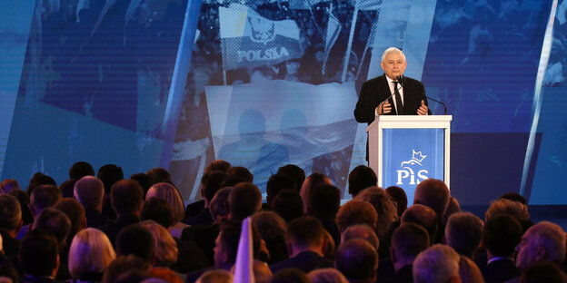 Der Chef der PiS-Partei Jaroslaw Kaczynski während einer Rede auf der Bühne