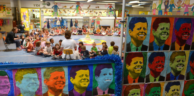 Blick in einen bunten Raum, mit vielen Kennedybildern