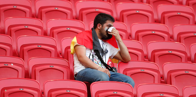 Ein Fan von Deutschland sitzt nach der 2:0 Niederlage alleine auf der Tribüne