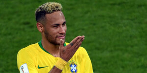 Neymar aus Brasilien grüßt die Fans nach dem Spiel