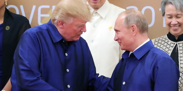 Donald Trump und Wladimir Putin schauen sich in die Augen