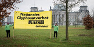 Greenpeace-Aktivisten stehen mit Plakat gegen Glyphosat vor dem Reichstag