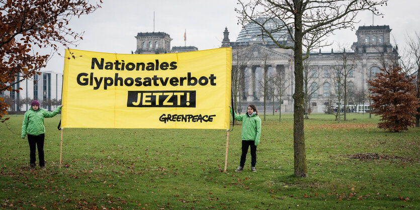 Greenpeace-Aktivisten stehen mit Plakat gegen Glyphosat vor dem Reichstag