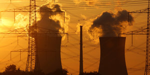 Blick nach Sonnenuntergang auf die Kühltürme des Atomkraftwerks Grafenrheinfeld