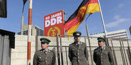 Dreharbeiten: DDR-Grenzer vor einer DDR-Fahne