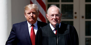 US-Präsident Donald Trump steht neben dem Richter Anthony Kennedy vor einem Mikrofon
