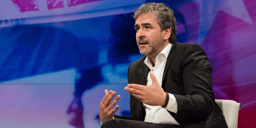 Deniz Yücel unterstreicht mit seinen Händen gestisch, was er sagt