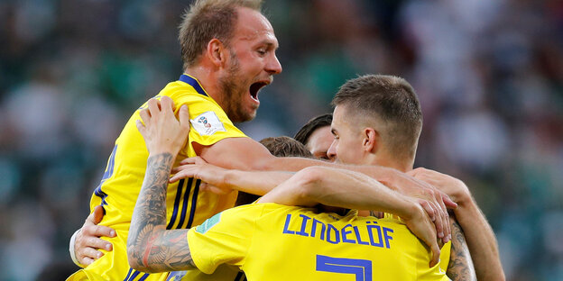 Die Spieler aus Schweden bejubeln das Eigentor zum 0:3 von Mexikos Alvarez