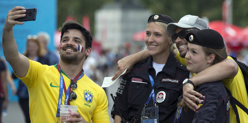 Brasilianische Fans und russische Polizistinnen