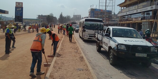 Straßenarbeiten in Kigali sorgen für Stau