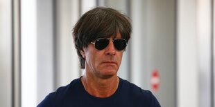 Joachim Löw trägt eine Sonnenbrille und hängende Mundwinkel