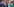 Merkel und Marcron stehen zusammen, beide haben die rechte Hand ans Kinn gelegt