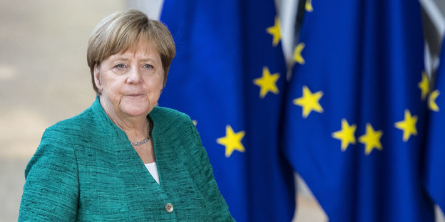Angela Merkel neben Europa-Fahnen