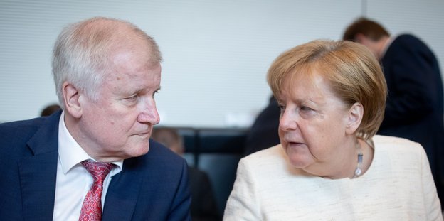 Horst Seehofer und Angela Merkel reden miteinander