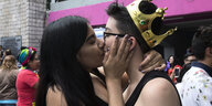 zwei Frauen küssen sich bei der LGBTI*-Parade in Mexiko-Stadt
