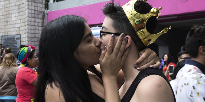 zwei Frauen küssen sich bei der LGBTI*-Parade in Mexiko-Stadt