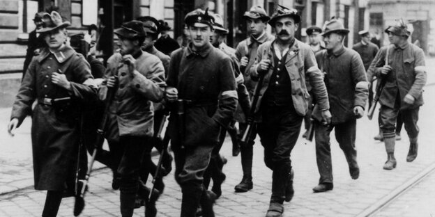 Revolution in Bayern 1918 - Schwarzweißfotografie mit marschierenden Soldaten