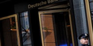 Eine Polizistin bewacht das Gebäude der Deutschen Bank in New York