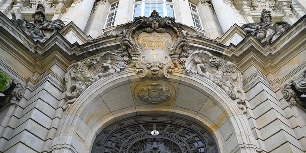 Prächtiges Portal des Landgerichts Prächtiges Portal des Landgerichts