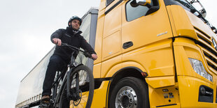 Fahrradfahrer vor LKW mit Abbiegeassistenten