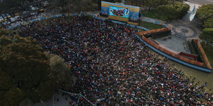 Fußballfans sehen sich auf der Plaza General San Martín in Buenos Aires, Argentinien, eine Live-Übertragung der Fußball-WM in Russland an