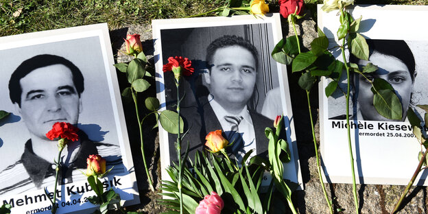 Blumen liegen am Halitplatz neben dem Porträt des 2006 ermordeten türkischstämmigen Yozgat und anderen Opfern rechter Gewalt